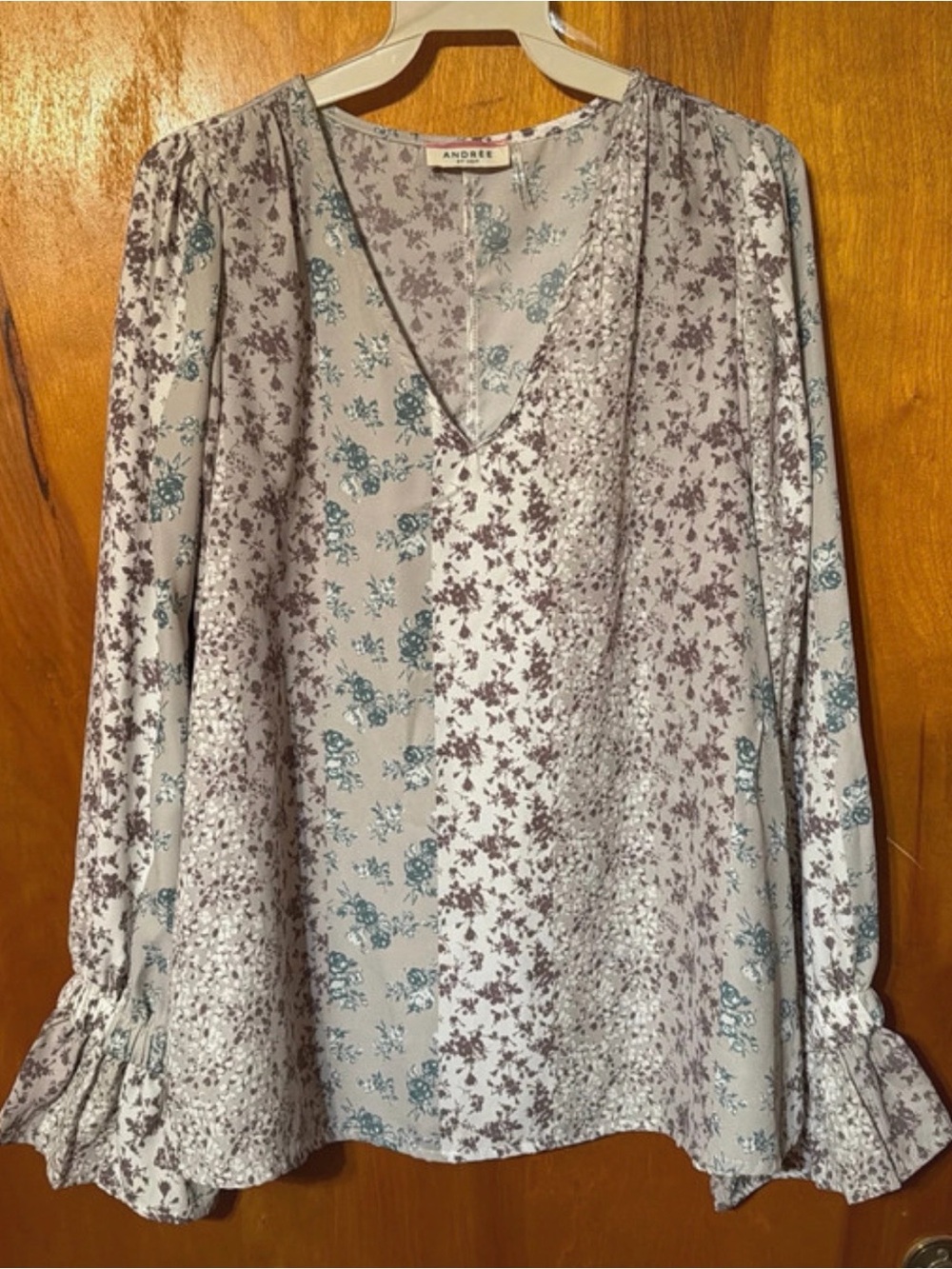 ANDREE BY UNIT Floral V-Neck Long Sleeve Top